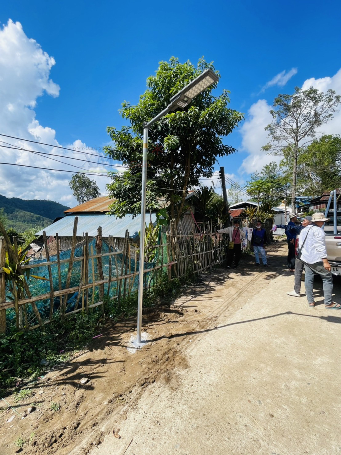 โคมไฟถนนโซล่าเซลล์ XML-Solar 200W (แสง : ขาว)(สว่างค้าง)