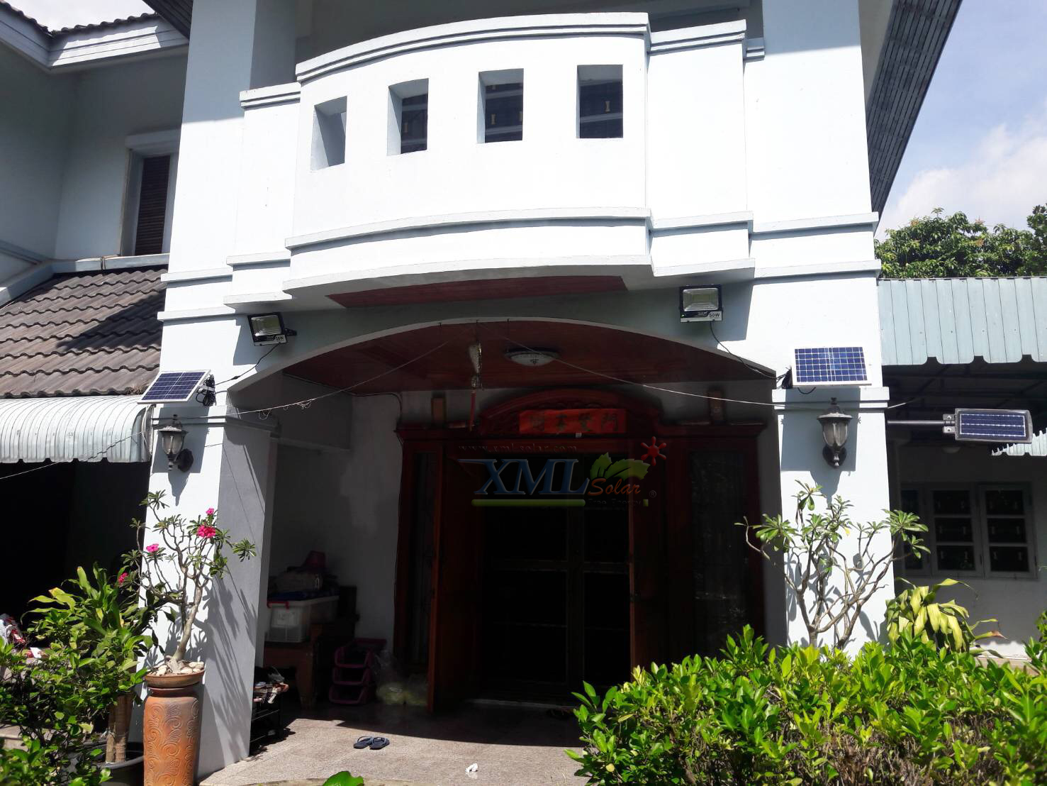 ไฟสปอตไลท์โซล่าเซลล์ 50 Watt กล่องสีน้ำตาล (เปิดได้ 3 แสง)