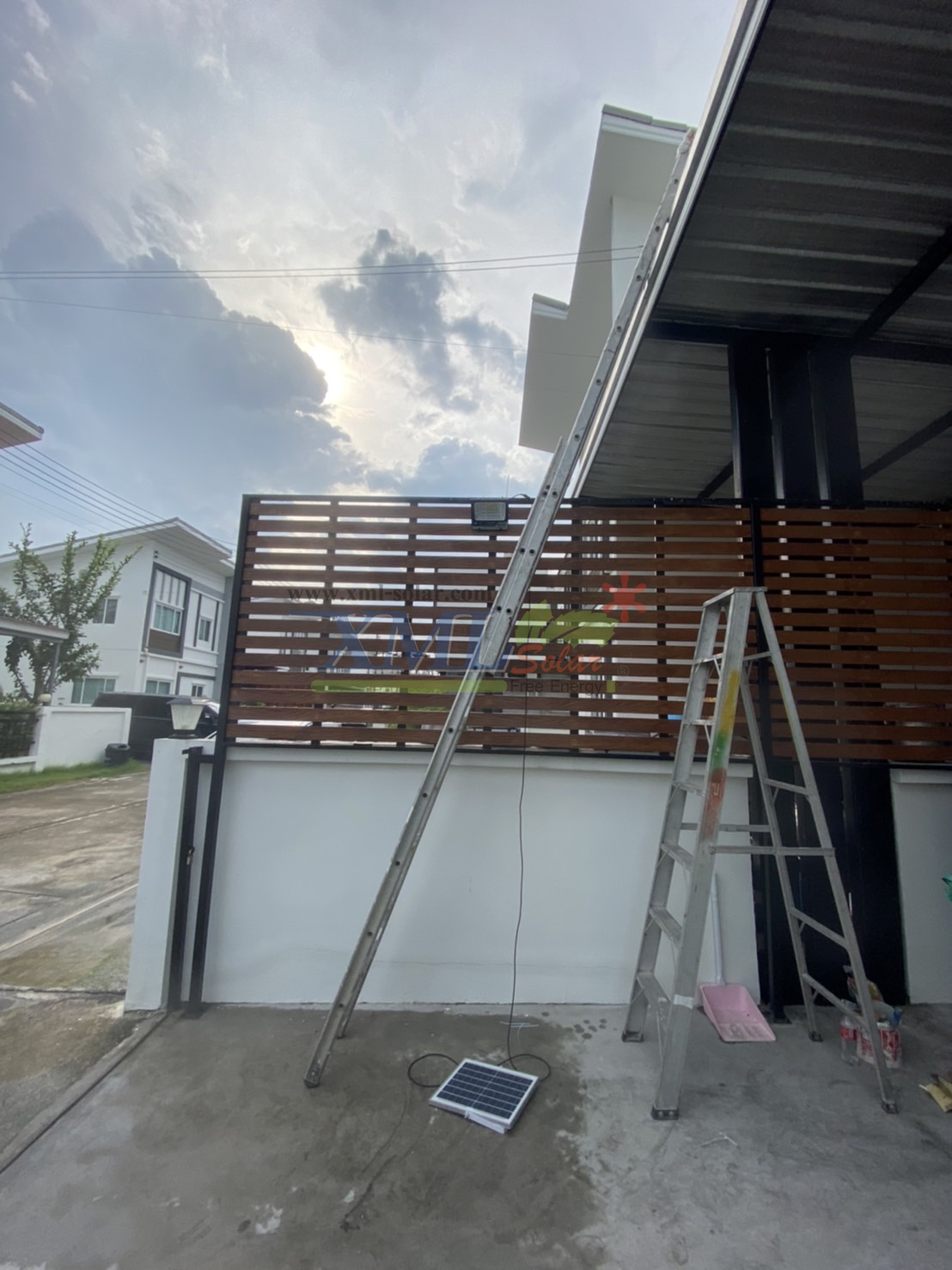 ไฟสปอตไลท์โซล่าเซลล์ 50 Watt กล่องสีน้ำตาล (เปิดได้ 3 แสง)