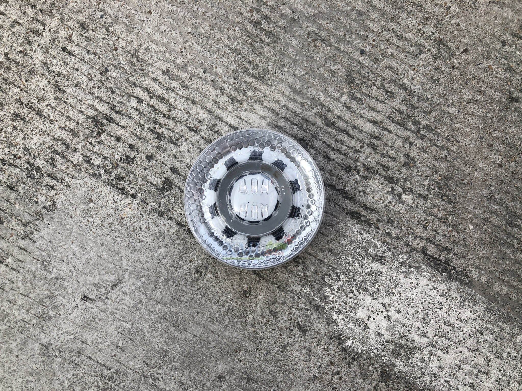 ไฟฝังพื้นโซล่าเซลล์ 6 LED รุ่นลูกแก้ว