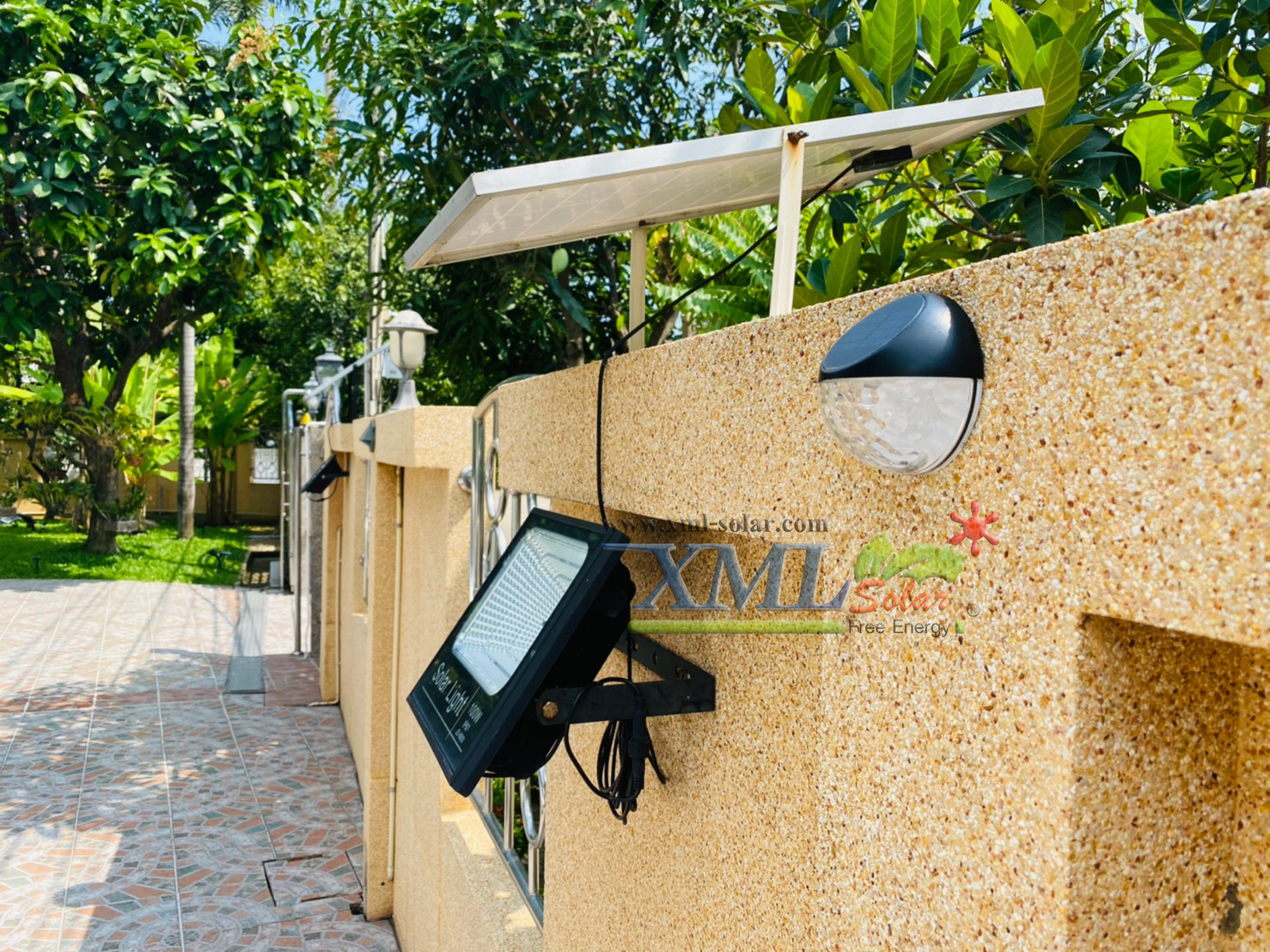 โคมไฟโซล่าเซลล์ติดผนัง รุ่นทรงกลม (แสง : เหลืองวอมไวท์) (1 เเถม 1)