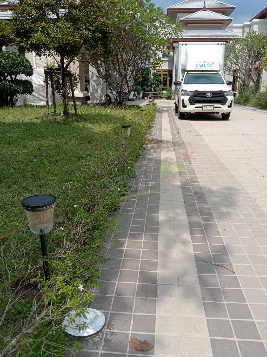 ไฟปักสนามโซล่าเซลล์ รุ่น เม็ดChip 50 LED (เปิดได้ 3 ฟังก์ชั่น) (แสง : เเหลืองวอมไวท์)