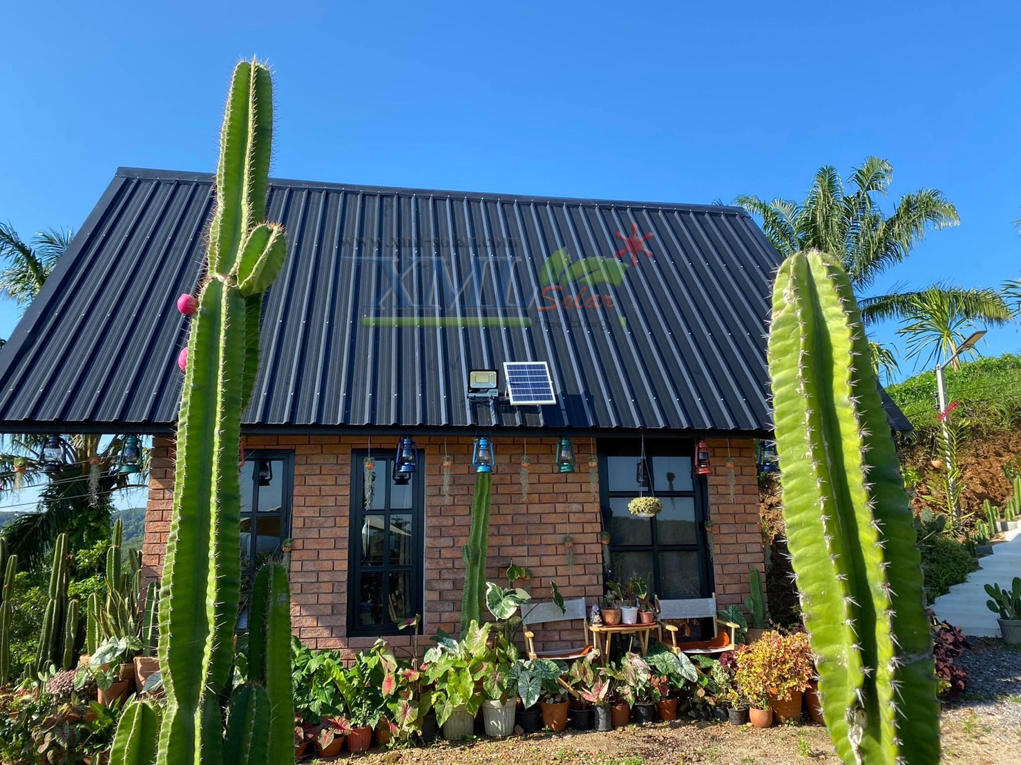 ไฟสปอตไลท์โซล่าเซลล์ 100 Watt กล่องสีน้ำตาล (เปิดได้ 3 แสง)