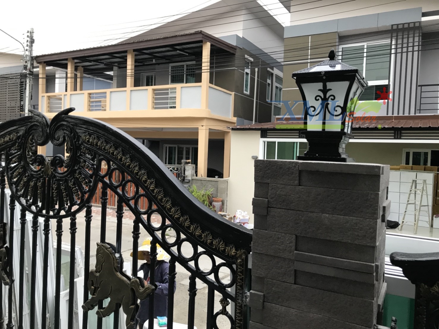 โคมไฟหัวเสาโซล่าเซลล์ + AC ทรง Grand เเบบที่ 2 (สีดำ) (เเสง : ขาว + เหลืองวอมไวท์) (45 cm.)