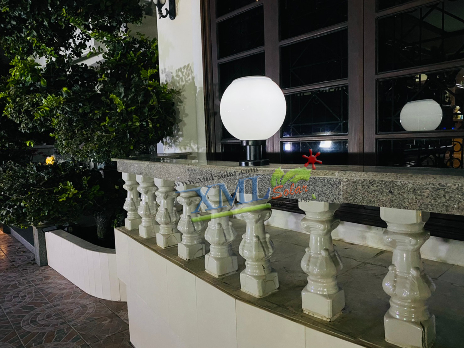 โคมไฟหัวเสาโซล่าเซลล์ ทรงกลมฐานดำ (25 ซม.) + Remote (เปิดได้ 3 แสง)+AC