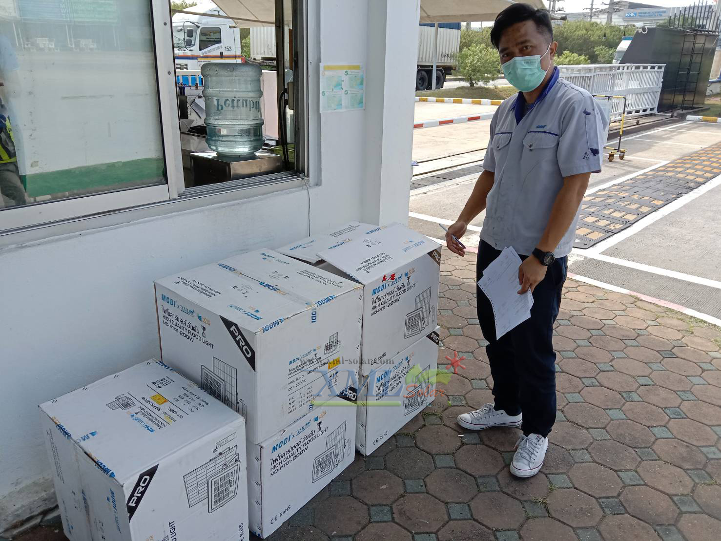 ไฟสปอตไลท์โซล่าเซลล์ 200 W. รุ่น Modi x XML ไซต์ใหญ่ (เเสง : ขาว)