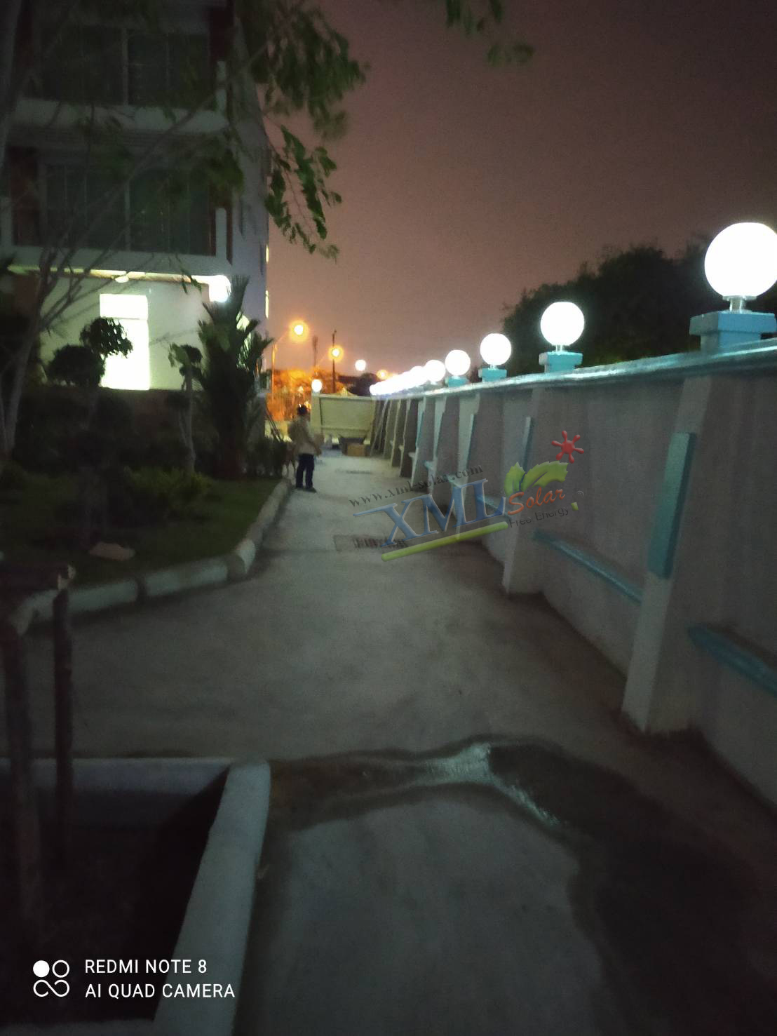 โคมไฟหัวเสาโซล่าเซลล์ ทรงกลมฐานสเเตนเลส (35 ซม.) + Remote (เปิดได้ 3 แสง)+AC