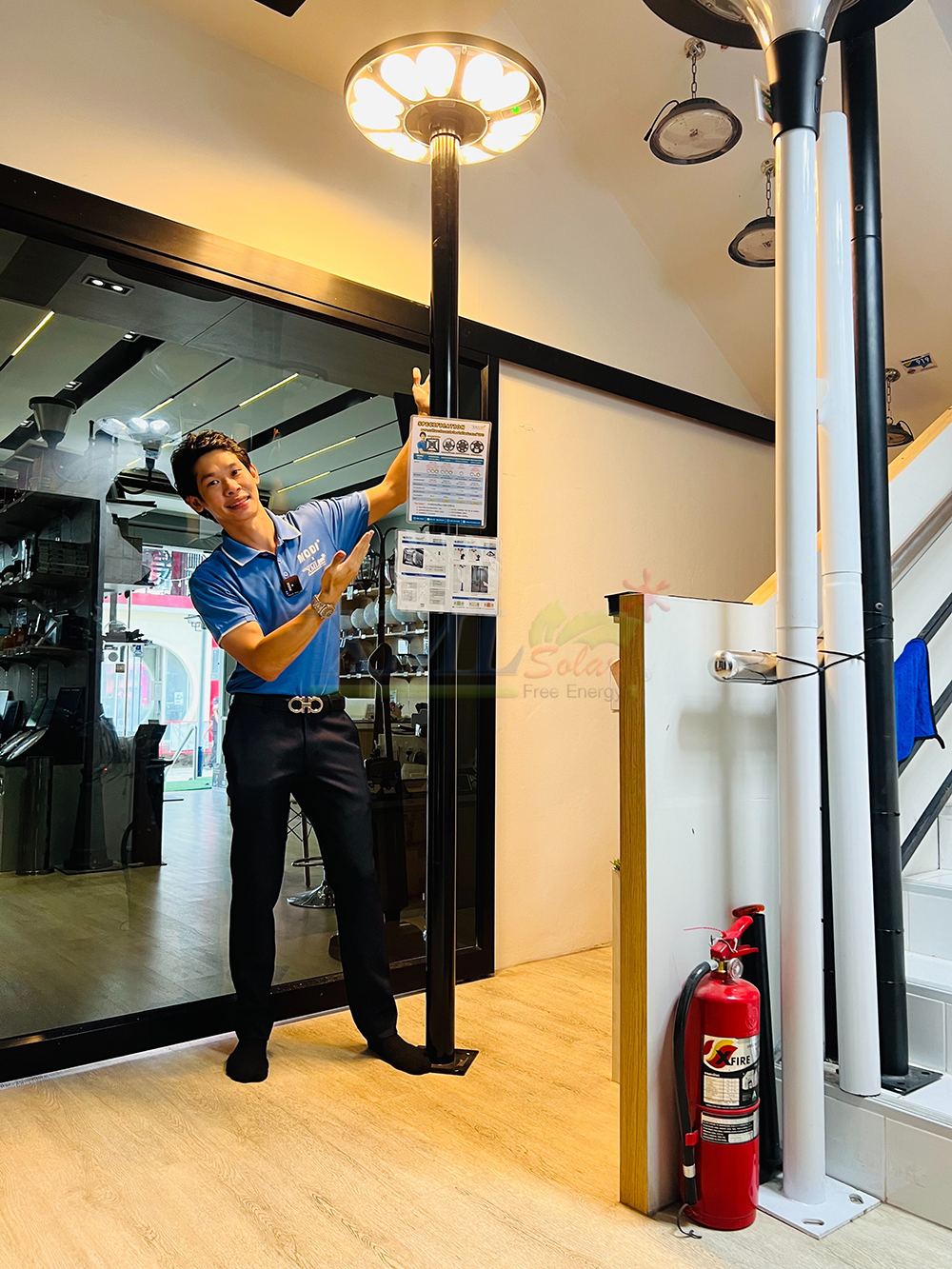 โคมไฟถนนโซล่าเซลล์ UFO ทรงกลม รุ่น MD-SLT-39-500W Plus (แสง : เหลืองวอมไวท์)