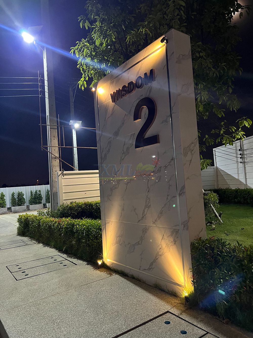 สปอร์ตไลท์ปักสนามโซล่าเซลล์ (รุ่น 4 หัว) (เเสง : เหลืองวอมไวท์)