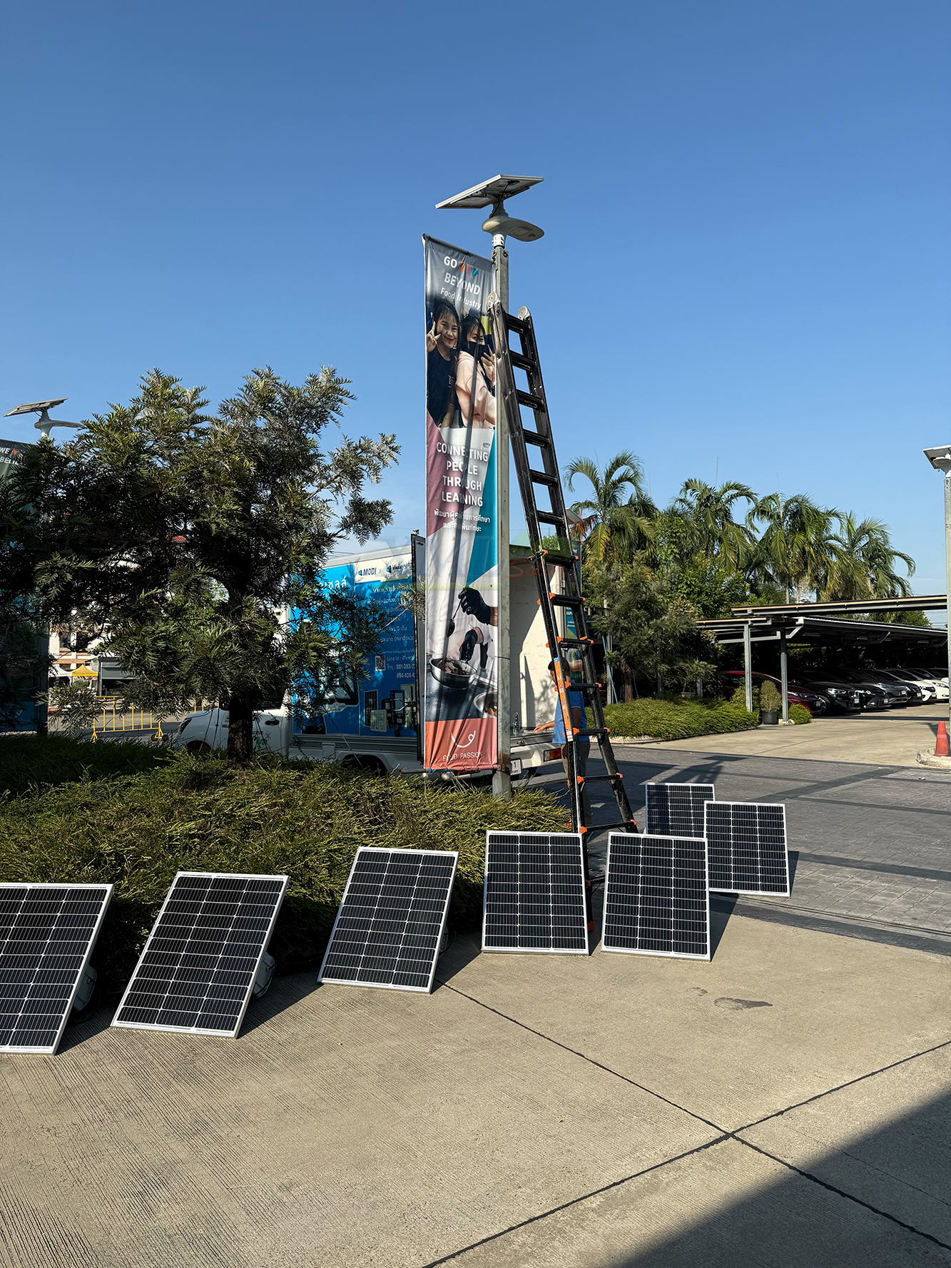 โคมไฟถนนโซล่าเซลล์อัจฉริยะ (รุ่น 6,300Lumens + แผง 80 W) (แสง : ขาว)