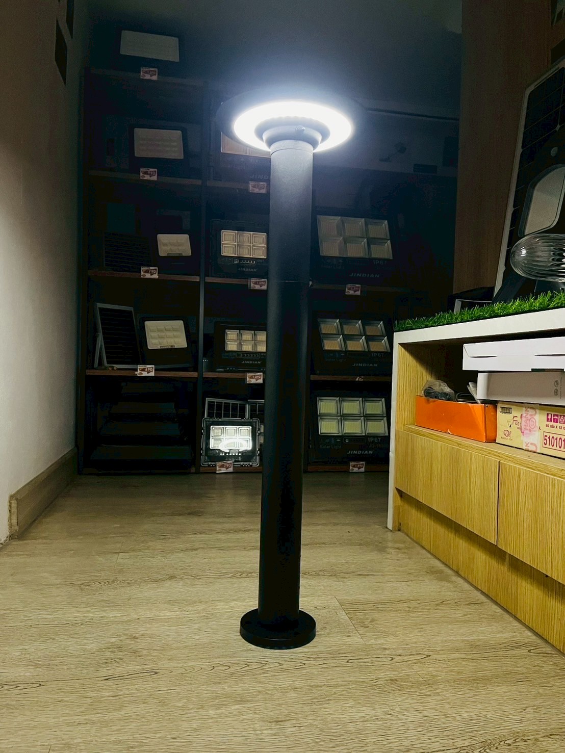 โคมไฟปักสนามโซล่าเซลล์ รุ่น TC-231 (เปิดได้ 2 แสง)