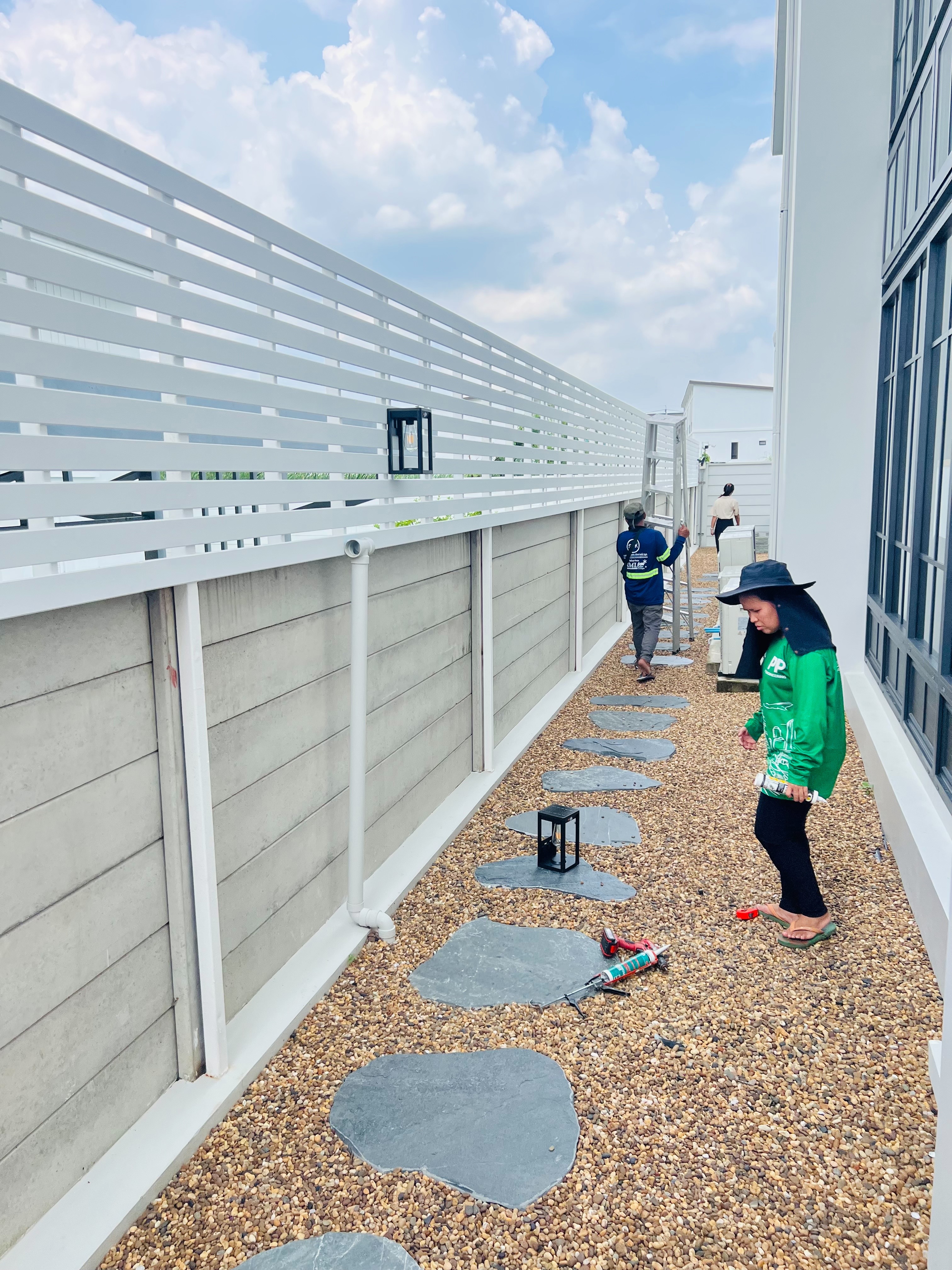 โคมไฟติดผนังโซล่าเซลล์ หลอดไส้ รุ่น TB-283 (แสง : เหลืองวอมไวท์)