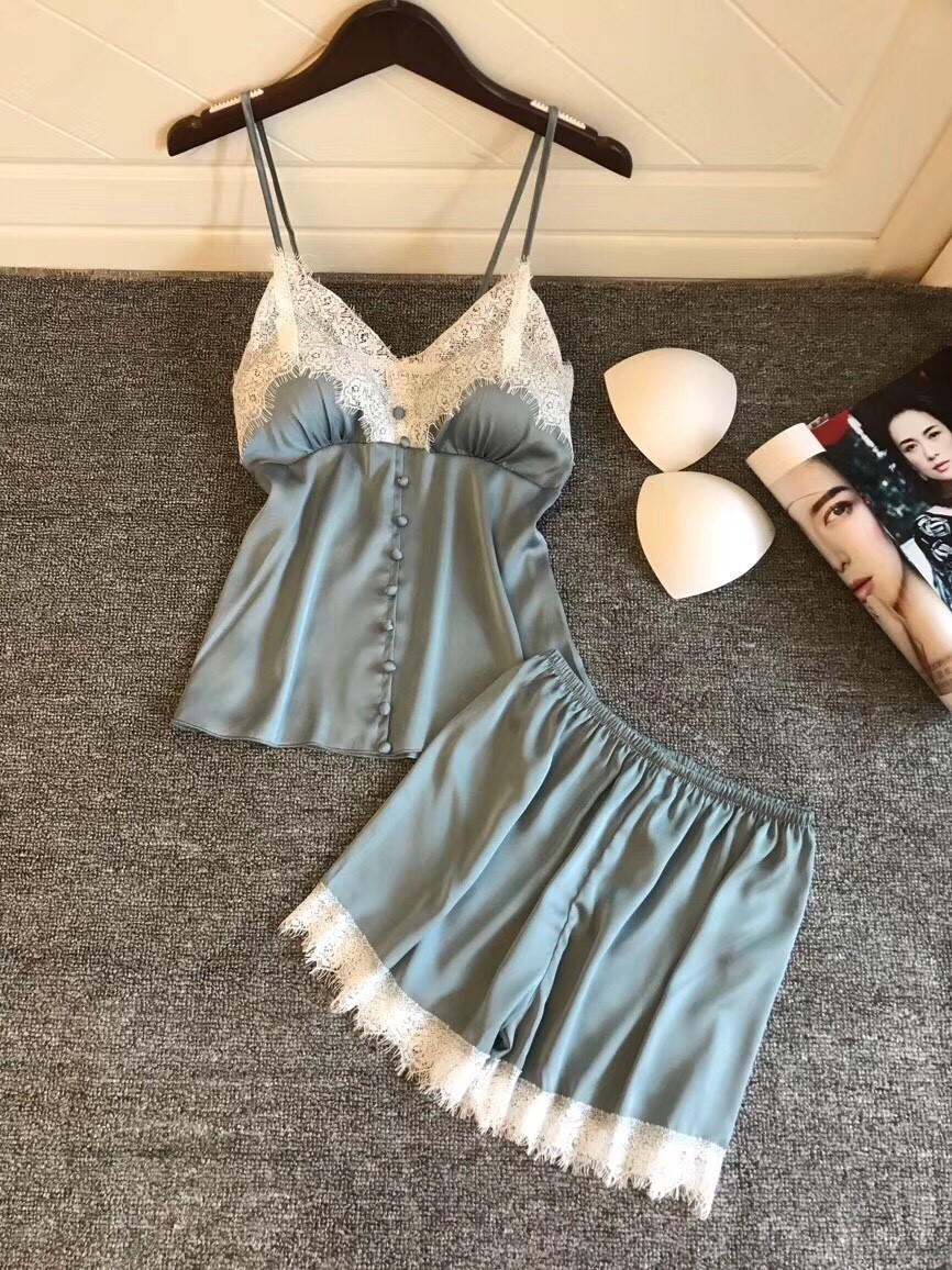 ชุดนอนเดรส สายเดี่ยวผ้าซาติน ใส่สบาย ไม่คัน ไม่อับชื้น มีฟองน้ำถอดออกได้ ฟรีไซส์ มีหลายลาย ราคาส่ง 3 ชิ้น คละแบบได้ ชุดละ 250 บาท