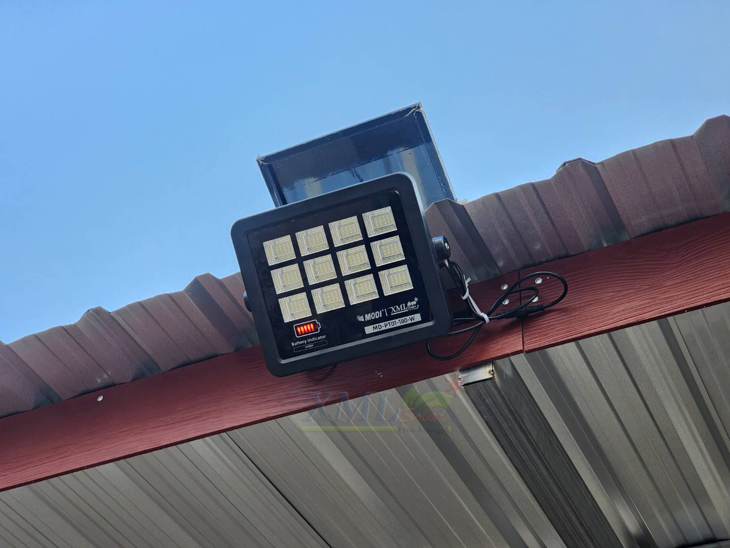 ไฟสปอตไลท์โซล่าเซลล์ 180 W รุ่น MD-PT01 (เเสง : ขาว)