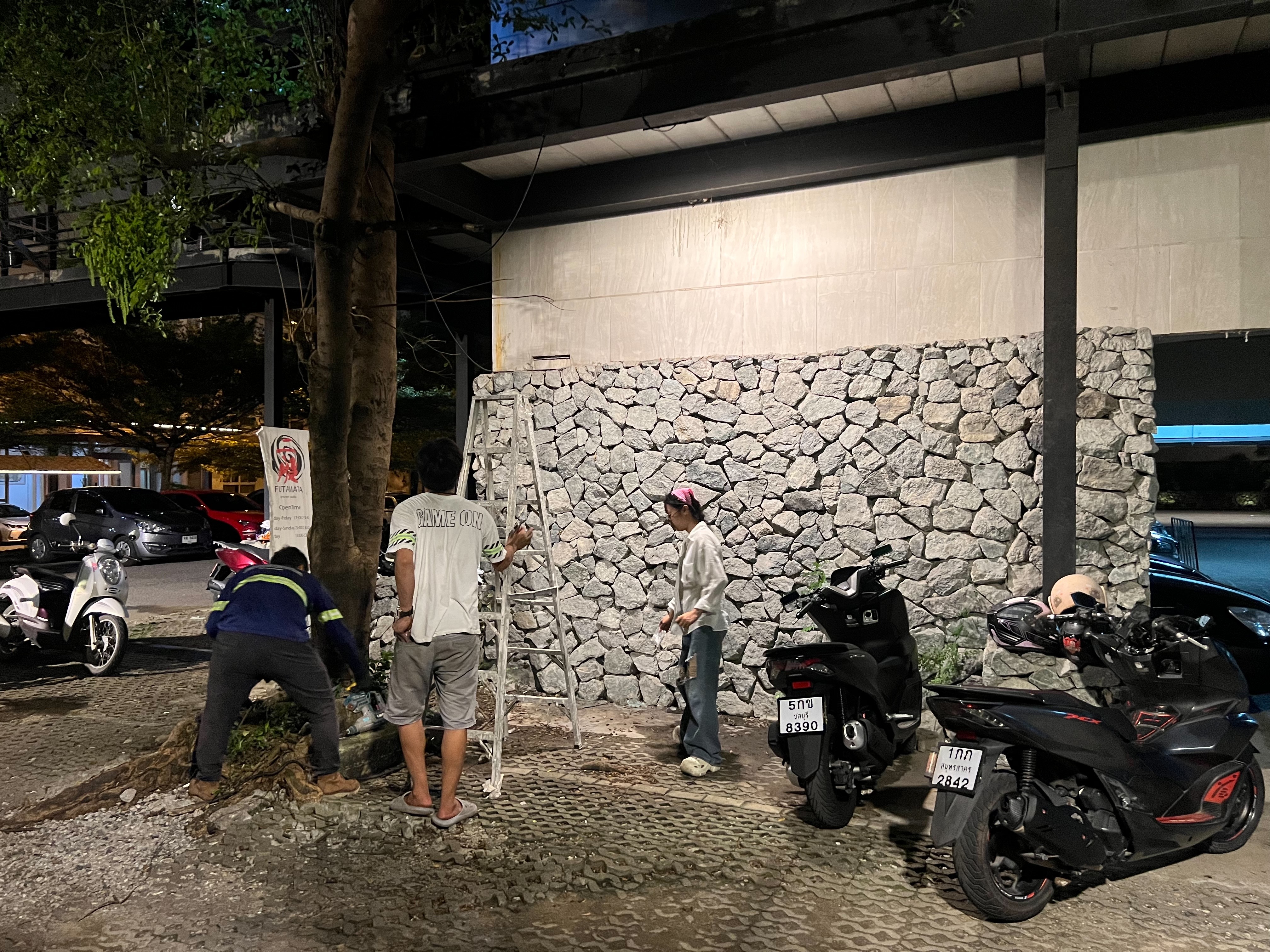 ไฟสปอตไลท์โซล่าเซลล์ 200 Watt กล่องสีน้ำตาล (เปิดได้ 3 แสง)