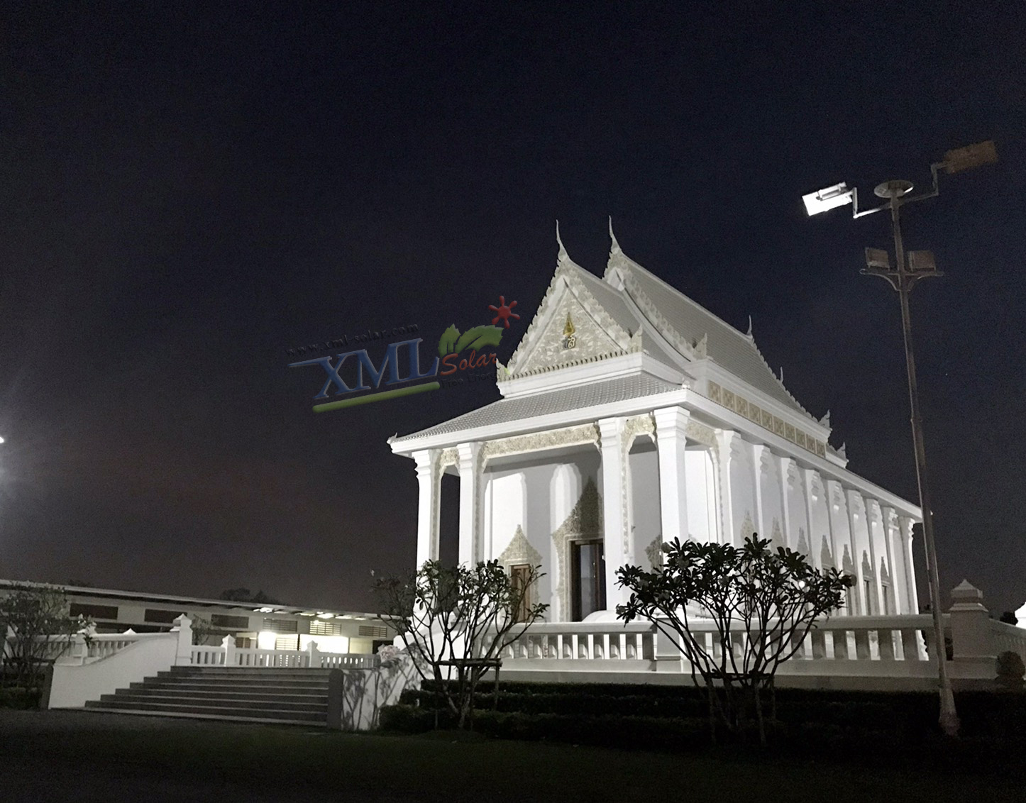 ไฟสปอตไลท์โซล่าเซลล์ 300 Watt กล่องสีน้ำตาล (เปิดได้ 3 แสง)