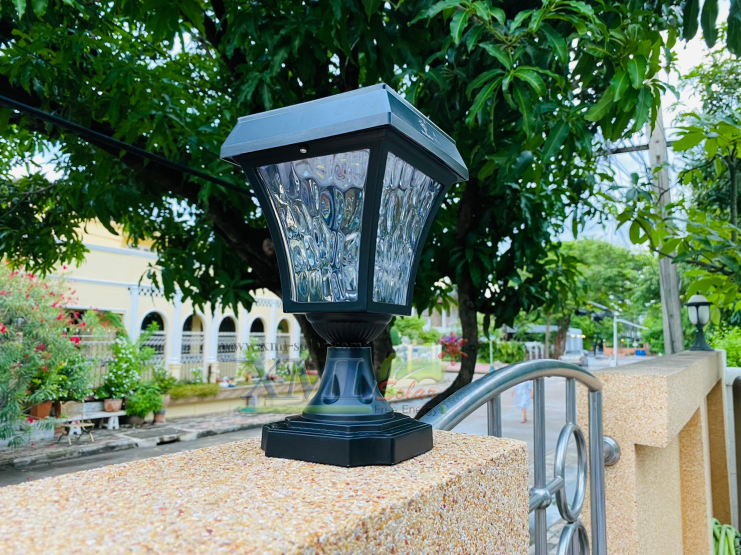 โคมไฟหัวเสาโซล่าเซลล์ รุ่นใหม่ ระบบสัมผัส (เเสง : เหลืองวอมไวท์)