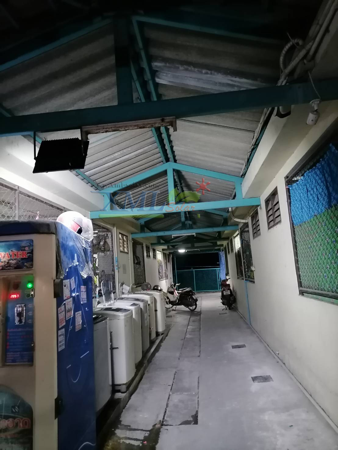 ไฟสปอตไลท์โซล่าเซลล์ 200 Watt กล่องสีน้ำตาล (เปิดได้ 3 แสง)