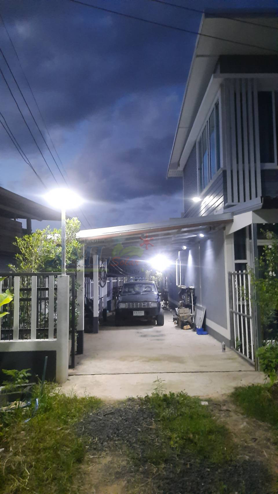 ชุดเสาพร้อมโคม SET B (โคมไฟโซล่าเซลล์ UFO SLT28-300W + เสาเหล็กดำสูง 2.82 เมตร)(แสงขาว)