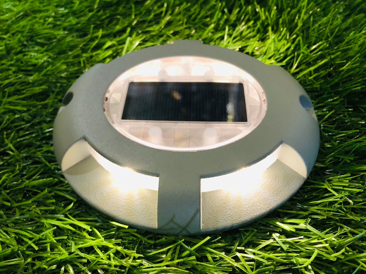 โคมไฟฝังพื้นโซล่าเซลล์ 4 LED (เปิดได้ 2 แสง)