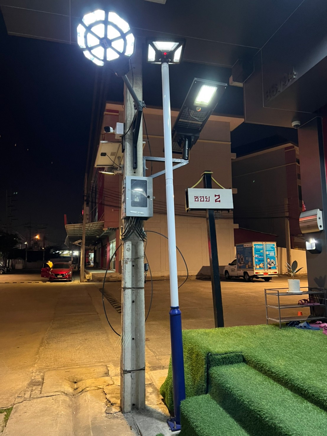 เสาไฟสนาม เหล็กพ่นสีขาว ฐานสีน้ำเงิน สูง 6 เมตร (ปลาย 3 นิ้ว)