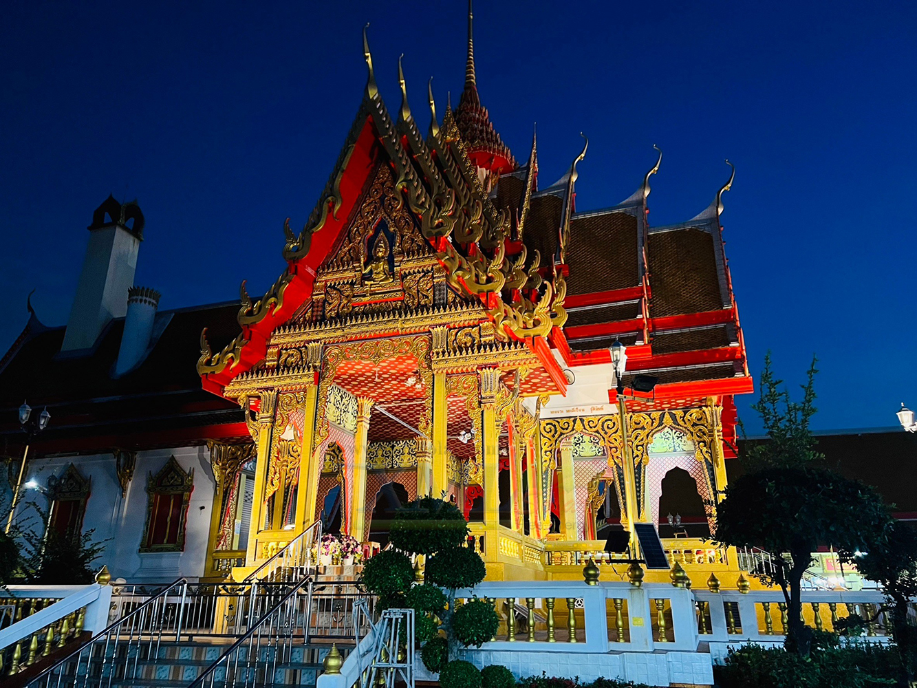 สปอร์ตไลท์โซล่าเซลล์ 200 W. รุ่นใหม่ JD8200L (แสง : เหลืองวอมไวท์)