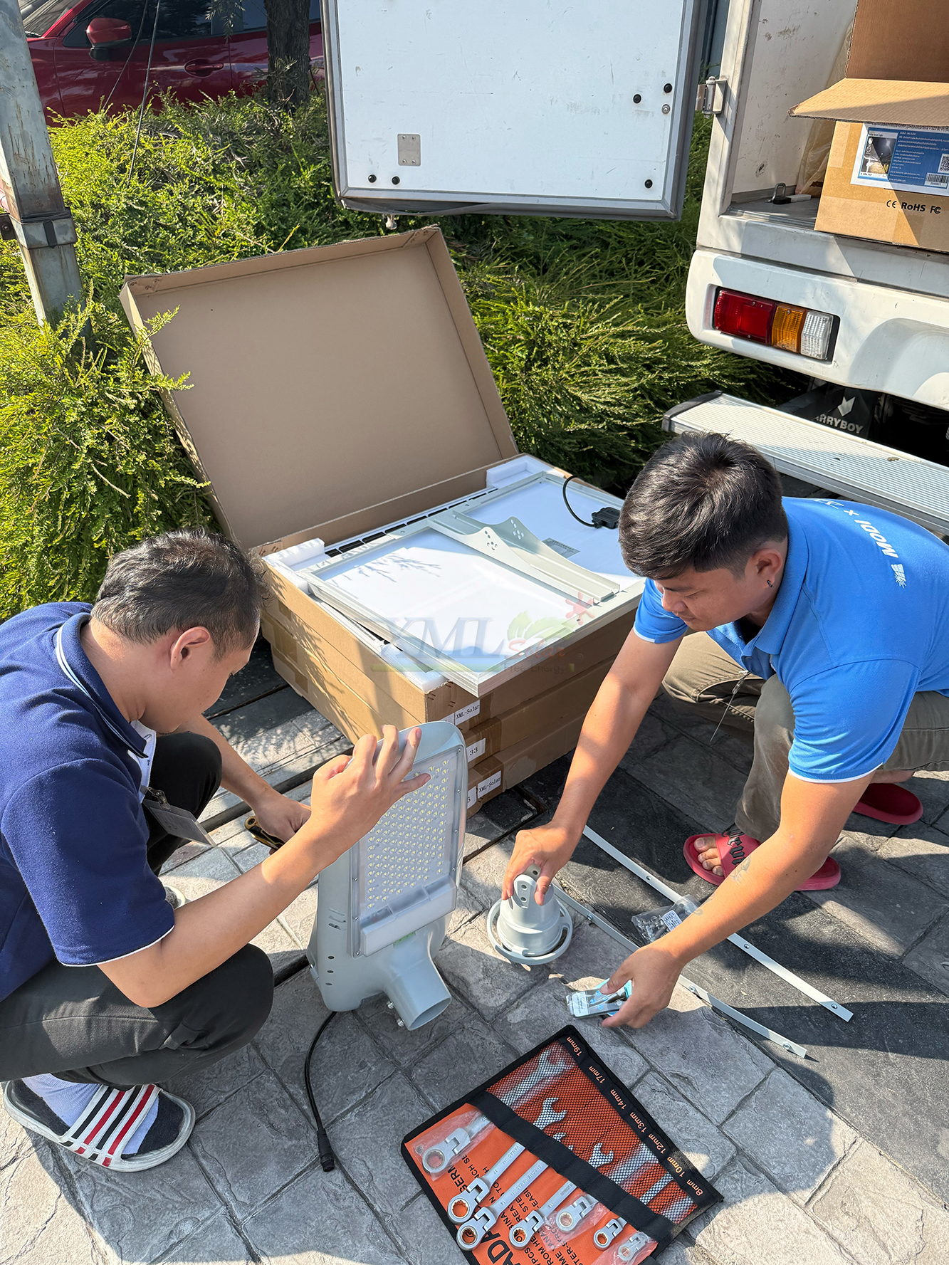 โคมไฟถนนโซล่าเซลล์อัจฉริยะ (รุ่น 6,300Lumens + แผง 80 W) (แสง : ขาว)