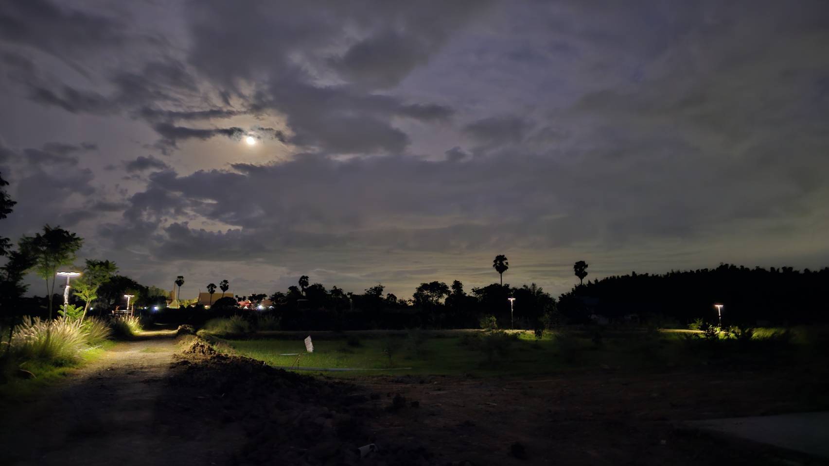 โคมไฟโซล่าเซลล์ UFO ทรงกลม รุ่นทรงรังผึ้ง (เปิดได้ 3 แสง)