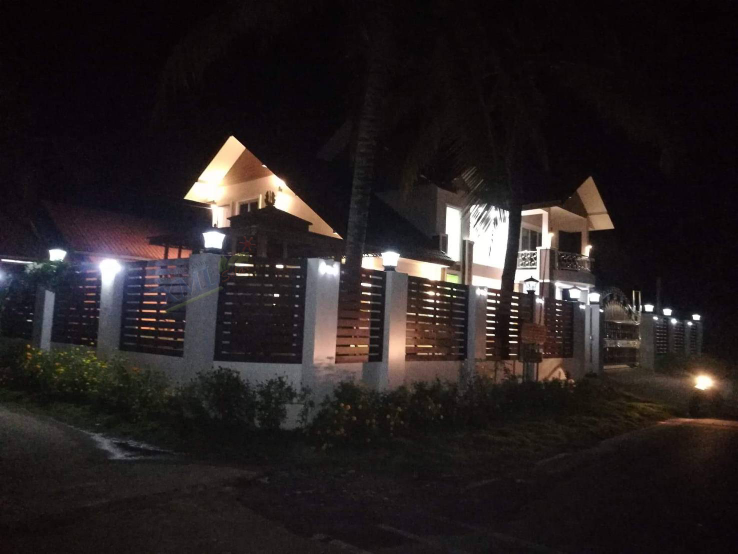 โคมไฟหัวเสาโซล่าเซลล์ + AC ทรง Grand เเบบที่ 2 (สีดำ) (เเสง : ขาว + เหลืองวอมไวท์) (45 cm.)