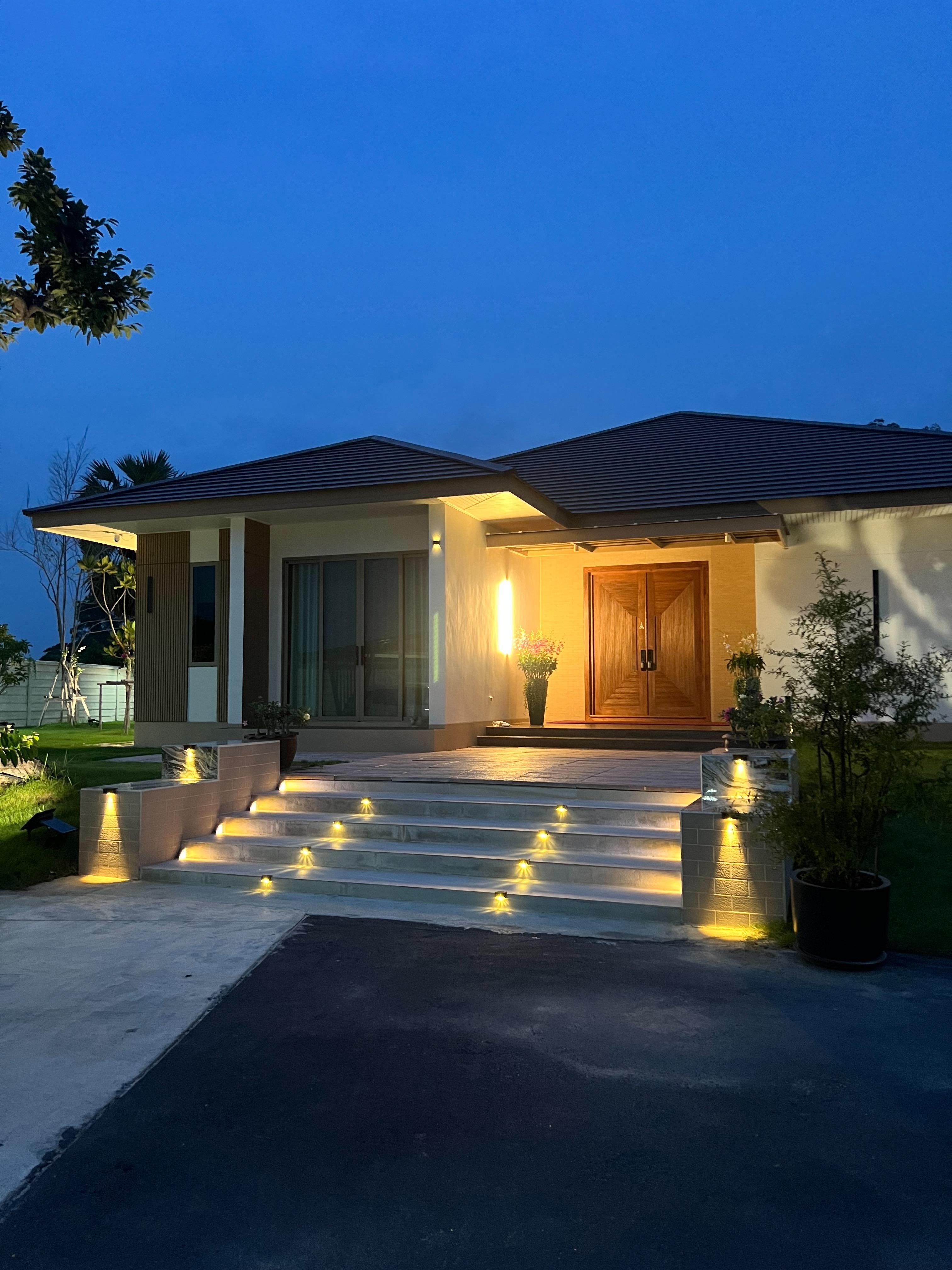 ไฟโซล่าเซลล์ติดบันได 1 LED (สีดำ) (แสง : เหลืองวอมไวท์) (ซื้อ 1 เเถม 7)