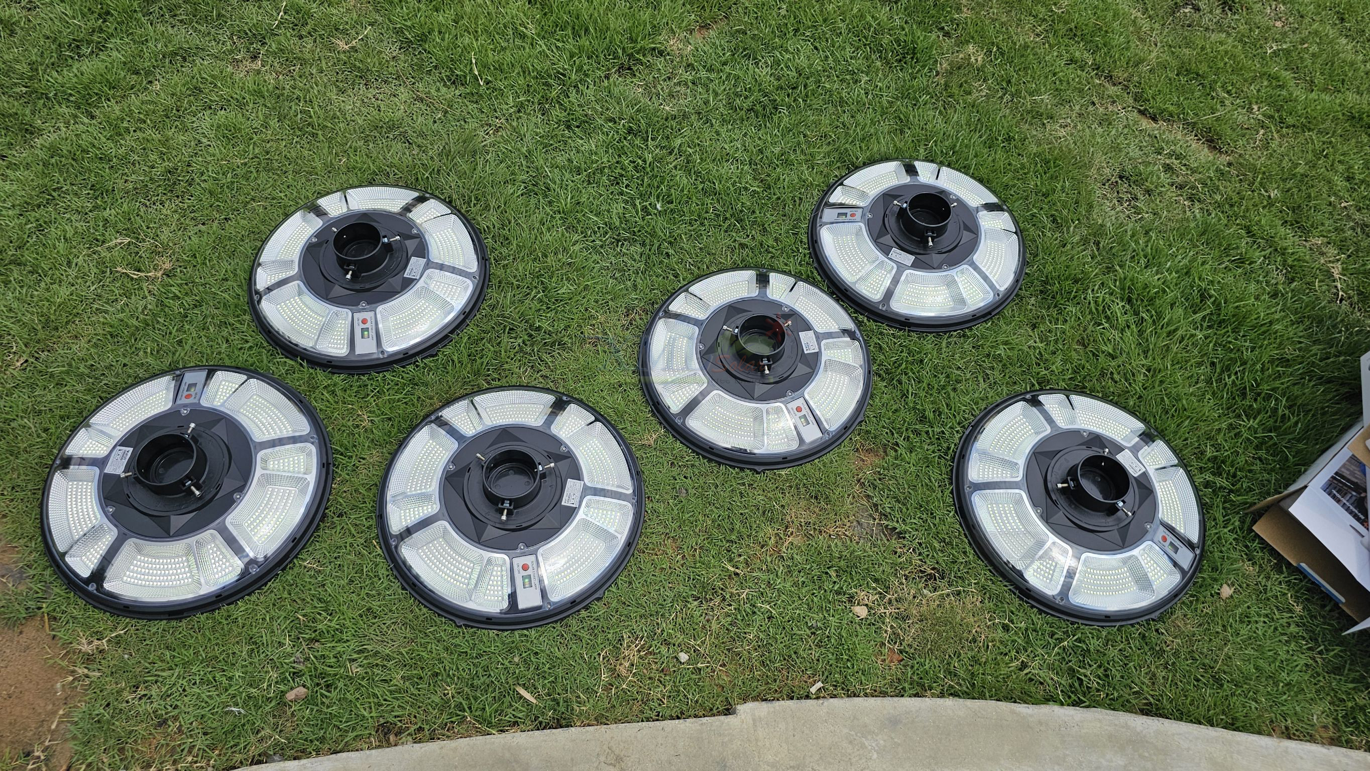 ชุดเสาพร้อมโคม SET A (โคมไฟโซล่าเซลล์ UFO SLT39-300W + เสาเหล็กดำสูง 2.82 เมตร)(เปิดได้ 3 แสง)