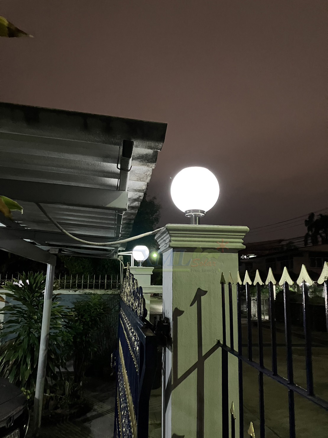 โคมไฟหัวเสาโซล่าเซลล์ ทรงกลมฐานสเเตนเลส (25 ซม.) + Remote (เปิดได้ 3 แสง)+AC