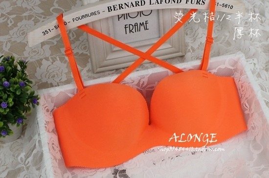 บราสายไขว้ งานไร้ตะเข็บ เสริมหนา ใส่แล้วอกสวย สายด้านหลังใส่ได้หลายแบบ มี Size 32,34,36,38 สีส้ม ราคาส่ง 3 ชิ้น คละแบบได้ ราคาตัวละ 300 บาท
