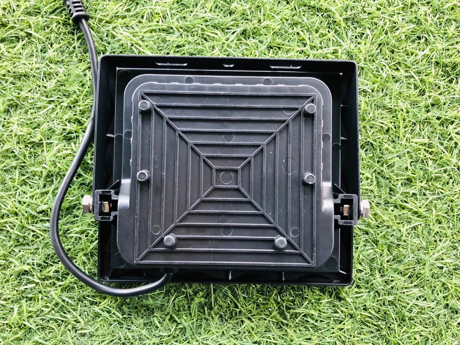 ไฟสปอตไลท์โซล่าเซลล์ 20 W รุ่น MD-PT08 (เเสง : เหลืองวอมไวท์)