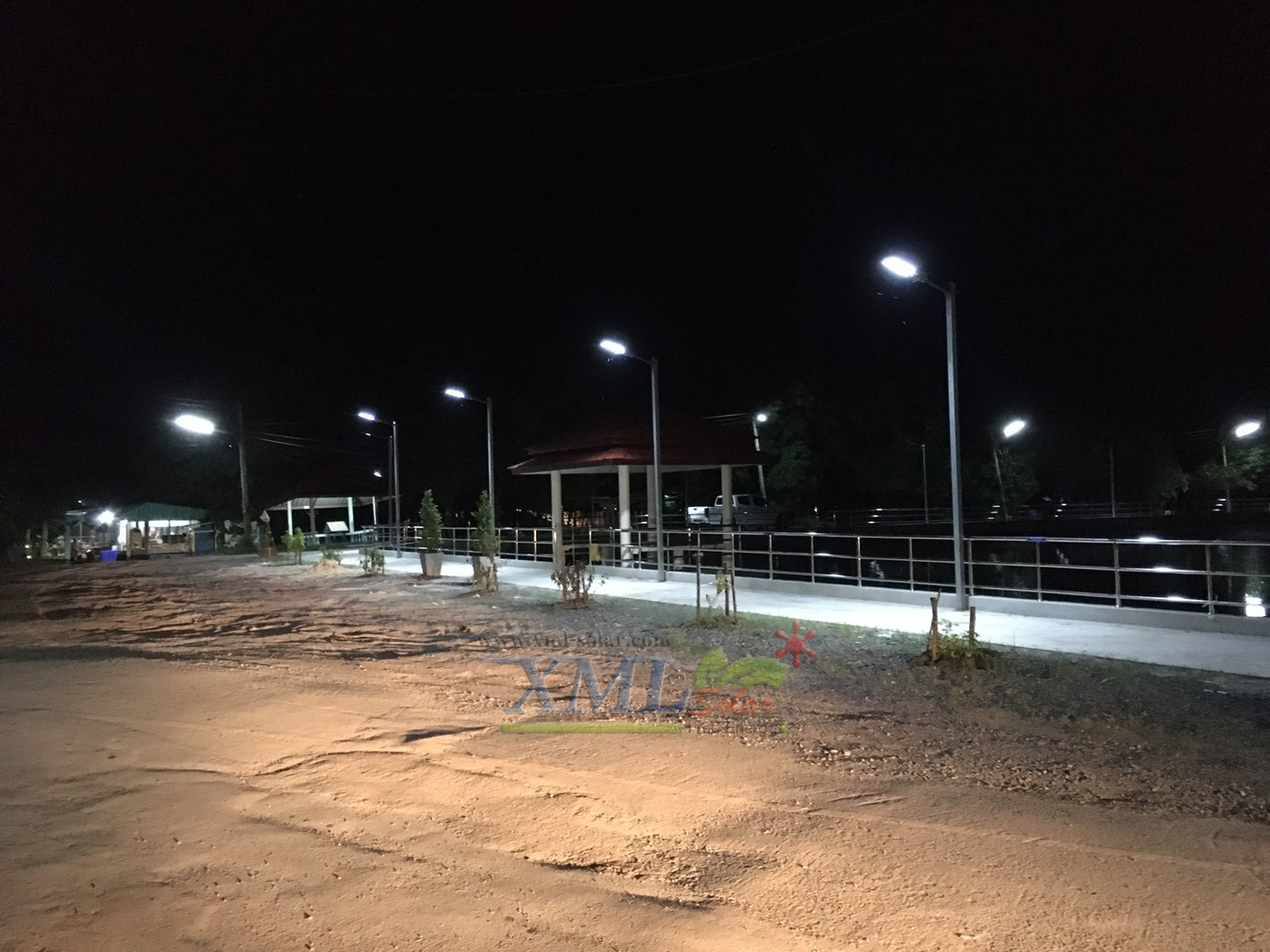 โคมไฟถนนโซล่าเซลล์ XML-Solar 300W (แสง : ขาว)(สว่างค้าง)