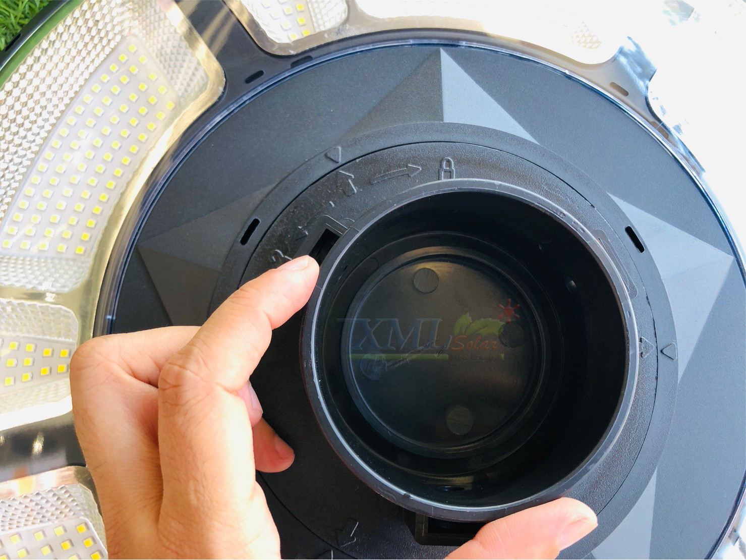 ชุดเสาพร้อมโคม SET A (โคมไฟโซล่าเซลล์ UFO SLT39-300W + เสาเหล็กดำสูง 2.82 เมตร)(แสงขาว)