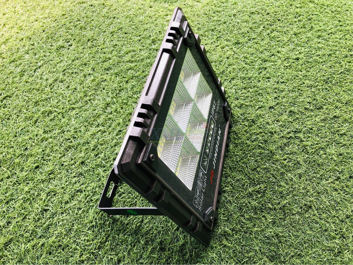 สปอร์ตไลท์โซล่าเซลล์ 200 W. รุ่น JD-18200 (แสง : เหลืองวอมไวท์)
