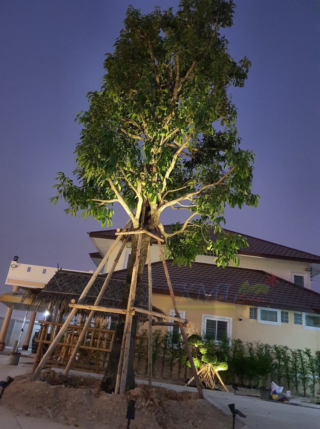 สปอร์ตไลท์ปักสนามโซล่าเซลล์ 7 LED(super bright) (เเสง : เหลืองวอมไวท์)