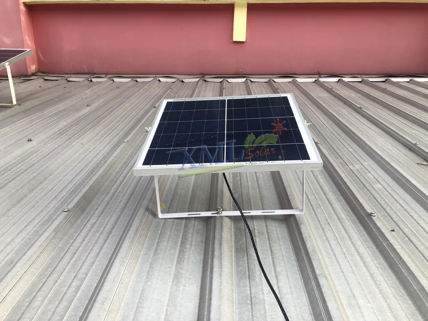 ไฟสปอตไลท์โซล่าเซลล์ 100 W. รุ่น Smart IOT With CCTV Camera (เเสง : ขาว)