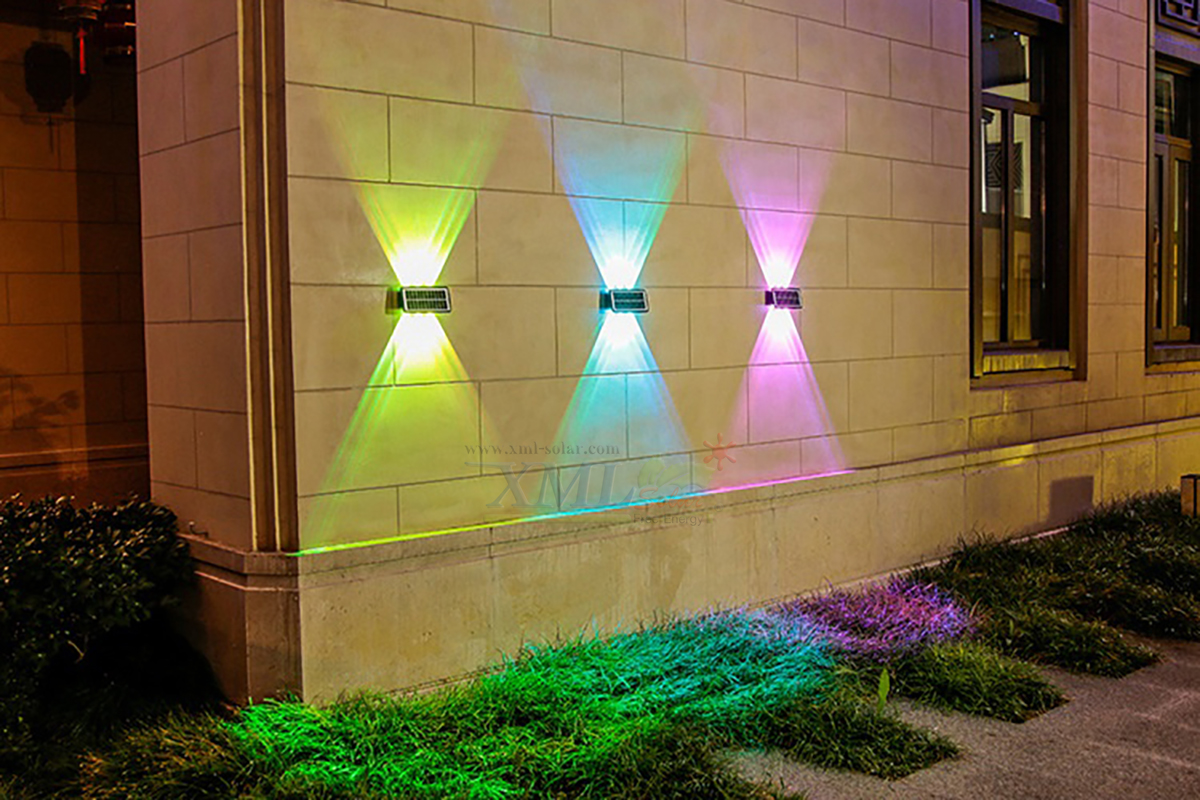 โคมไฟผนังโซล่าเซลล์ 6 LED รุ่นส่องบนล่าง (แสง : RGB)