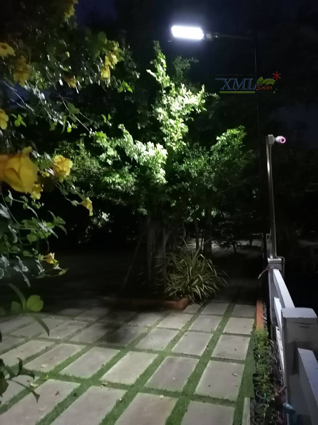 โคมไฟถนนโซล่าเซลล์ XML-Solar 300W (แสง : ขาว)(สว่างค้าง)
