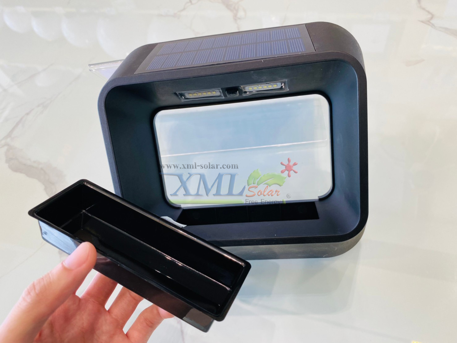 ไฟติดผนังโซล่าเซลล์ ปลูกต้นไม้จิ๋วได้ + Motion (เเสง : ขาว)