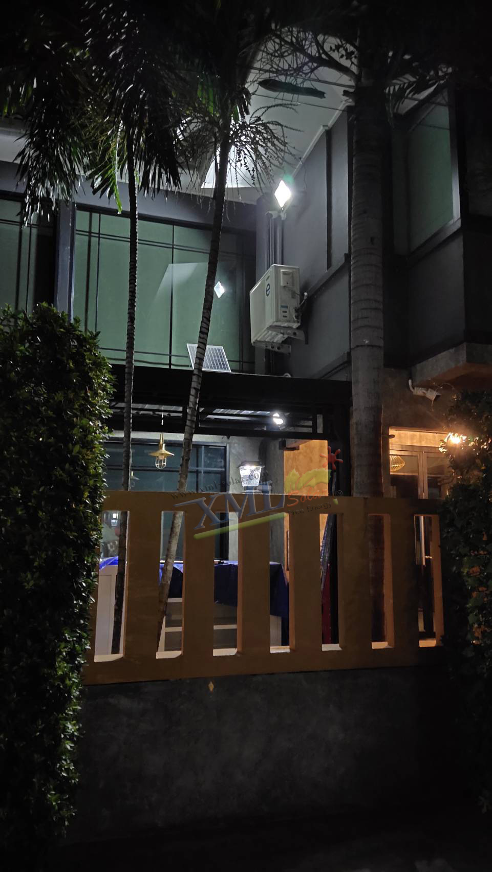 ไฟสปอตไลท์โซล่าเซลล์ 200 Watt กล่องสีน้ำตาล (เปิดได้ 3 แสง)