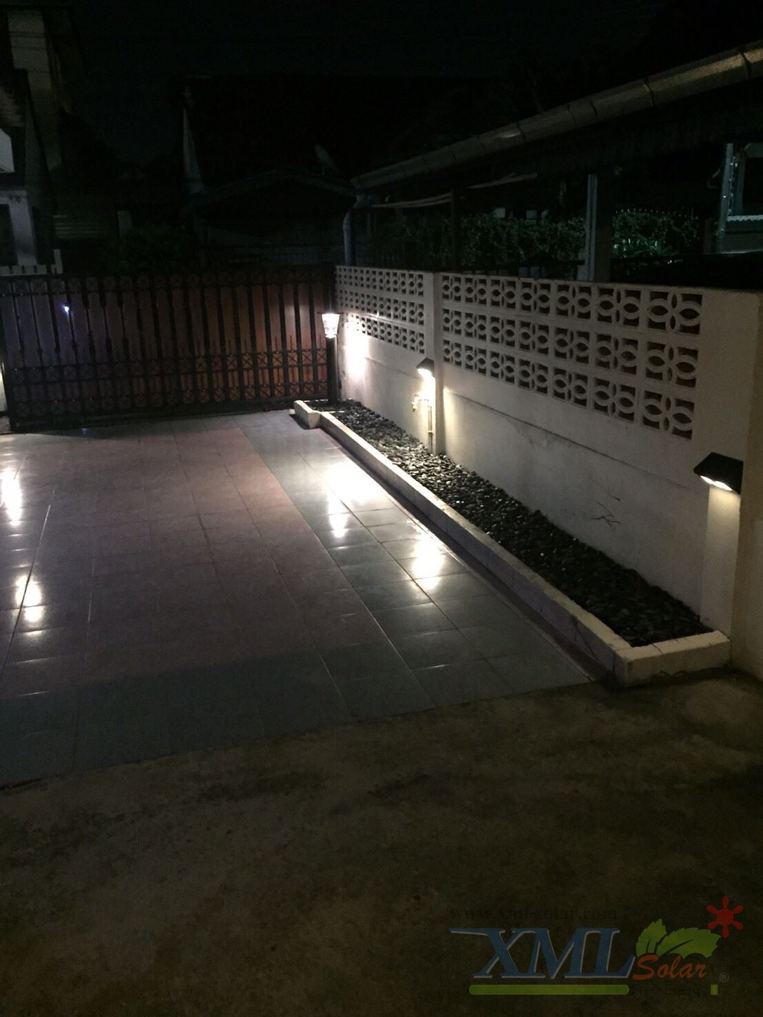 โคมไฟโซล่าเซลล์ ติดผนัง ทรงสามเหลี่ยม 38 SMD LED (เเสง : เหลืองวอมไวท์) 1 แถม 1