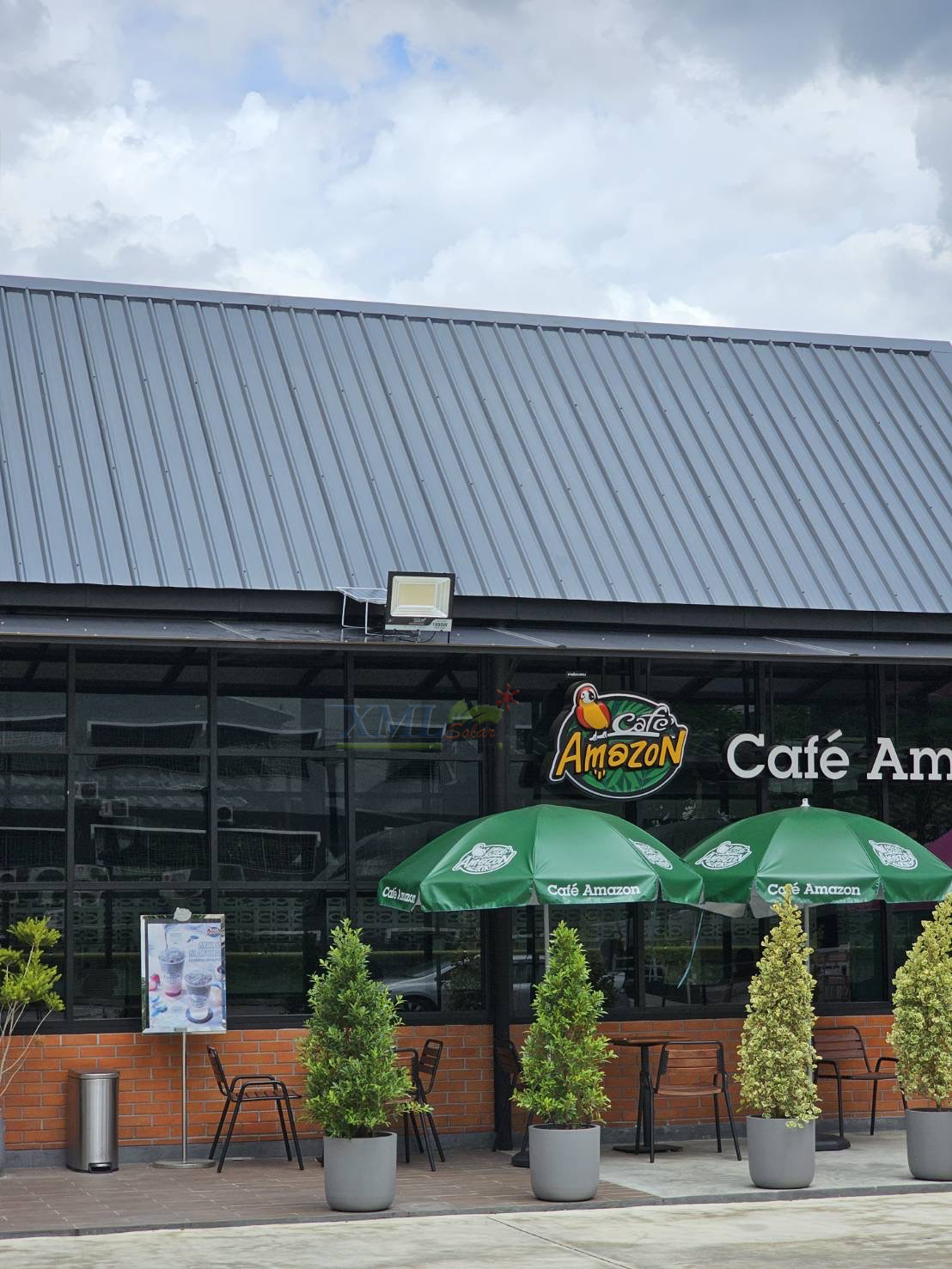 ไฟสปอตไลท์โซล่าเซลล์ 1000 Watt กล่องสีน้ำตาล (เปิดได้ 3 แสง)