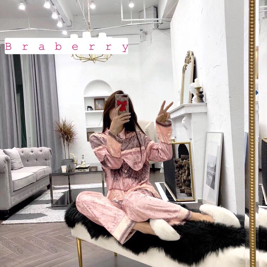 ชุดนอนกำมะหยี่ เนื้อนุ่มพริ้วบางเบา สวมใส่สบายไม่คัน ดีไซน์เรียบหรูซ่อนหวาน ใสนอนก็ได้หรือจะใส่เที่ียวก็ดูดี สั่งสินค้าครบ3ชิ้นคละแบบได้ ชุดละ 990 บาท