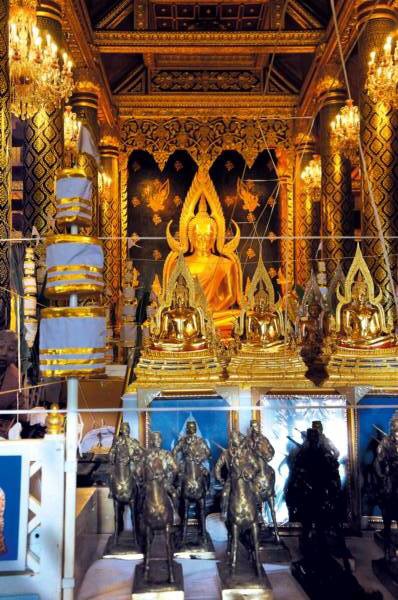 สมเด็จพระนเรศวรทรงม้าออกศึก รุ่นมหาจักรพรรดิ ออกปี 2555 สมเด็จพระนเรศวรมหาราชจัดสร้างโดยวัดพระศรีรัตนมหาธาตุฯ พิษณุโลกรหัส0045