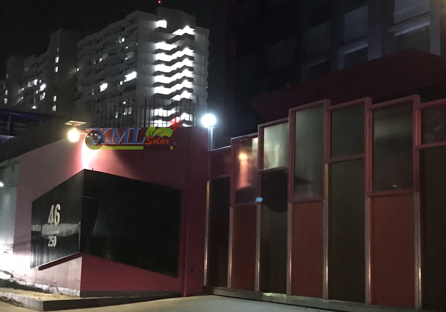 โคมไฟโซล่าเซลล์อัจฉริยะ ทรงโคมกลม รุ่น 25 Watt Monocrystalline (เเสง : เหลืองวอมไวท์)