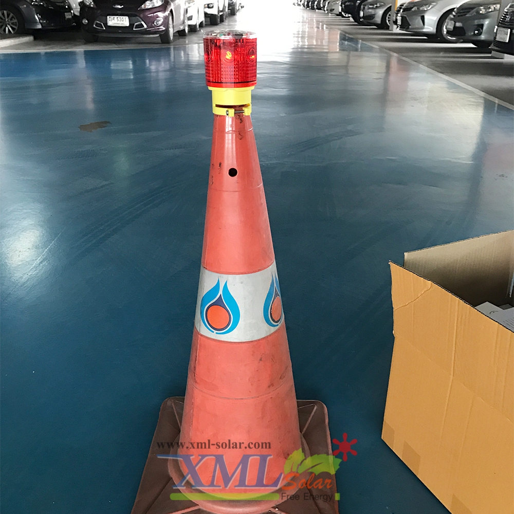 ไฟเตือนกรวยจราจร ฉุกเฉิน พลังงานเเสงอาทิตย์ (เเสง : สีเเดง)