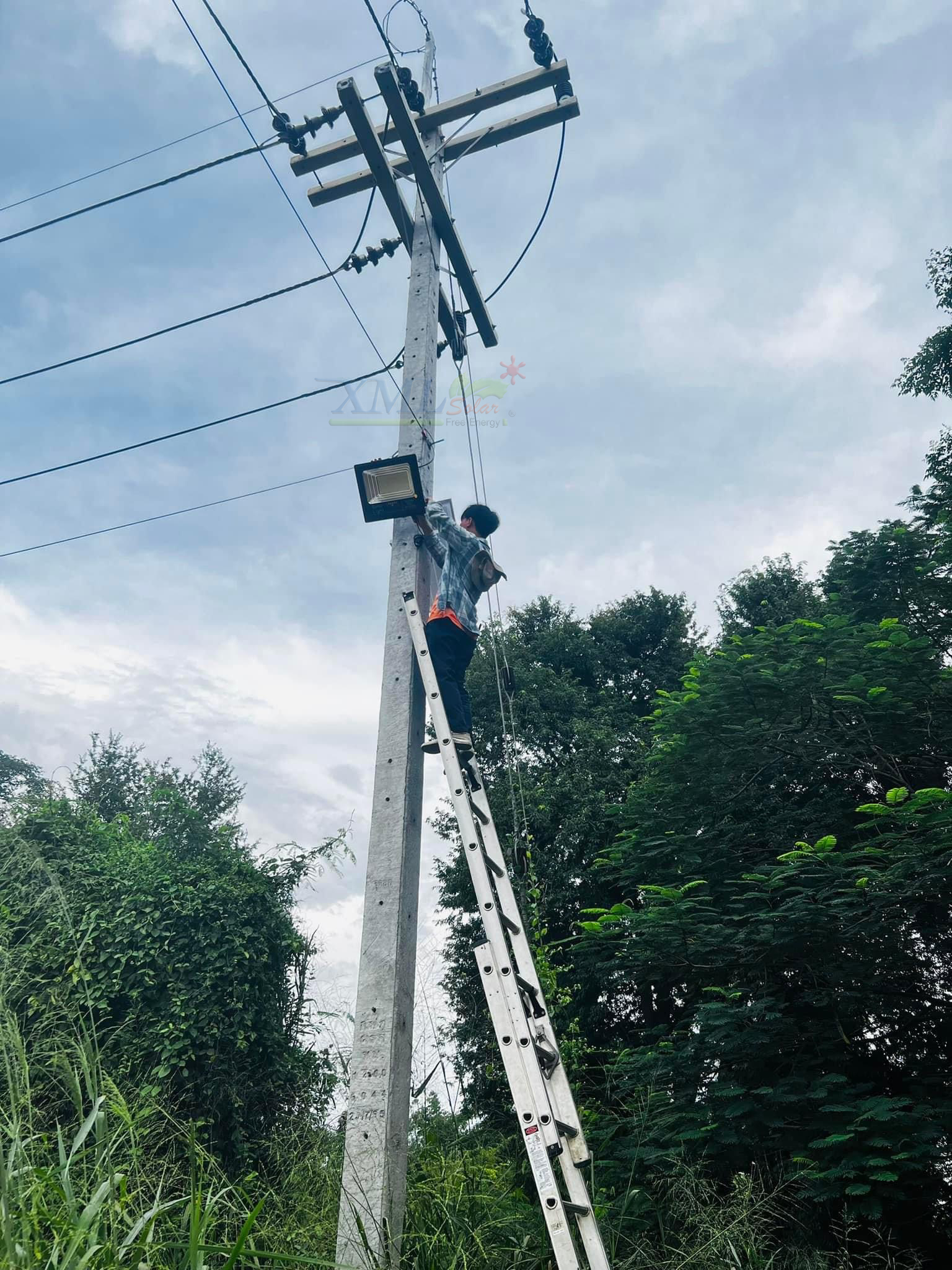 สปอร์ตไลท์โซล่าเซลล์ 300 W. รุ่นใหม่ JD8300L (แสง : ขาว)